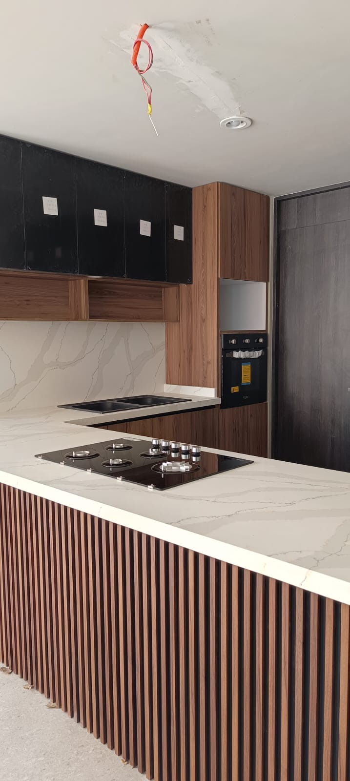 Barra y salpicadero de cocina en cuarzo blanco con vetas grises